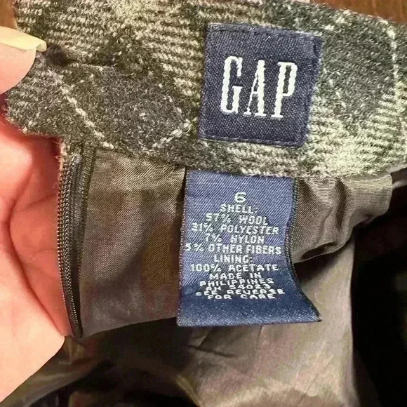 Gap Women’s Size 6 Grey Plaid Wool/Poly Skirt. Lined
18.5” hem. Zip and button - Picture 5 of 7